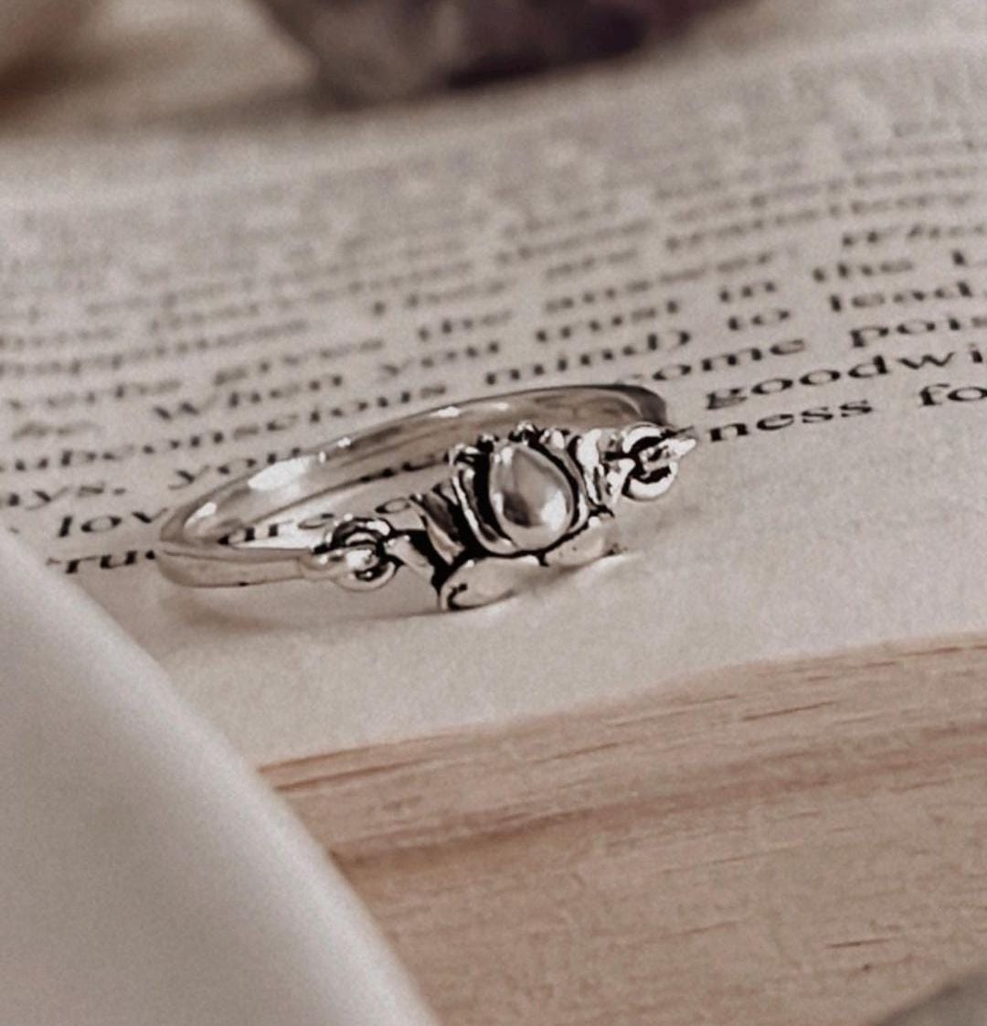 Sterling Silver Ring Featuring a Moving Lotus