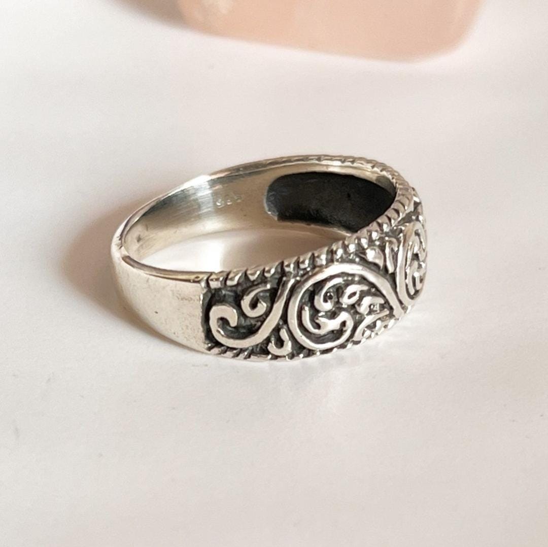 925 Sterling Silver Ring with Thick Band and Vintage Motif