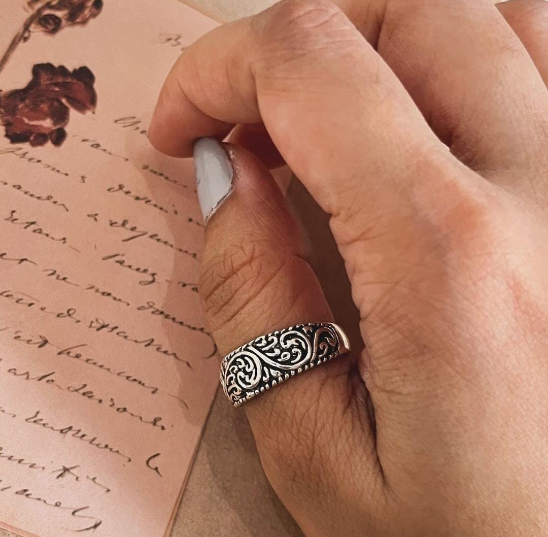 Thick Band 925 Silver Ring with Vintage Motif Design