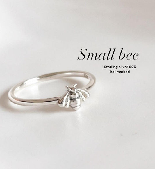 Small bee design silver ring