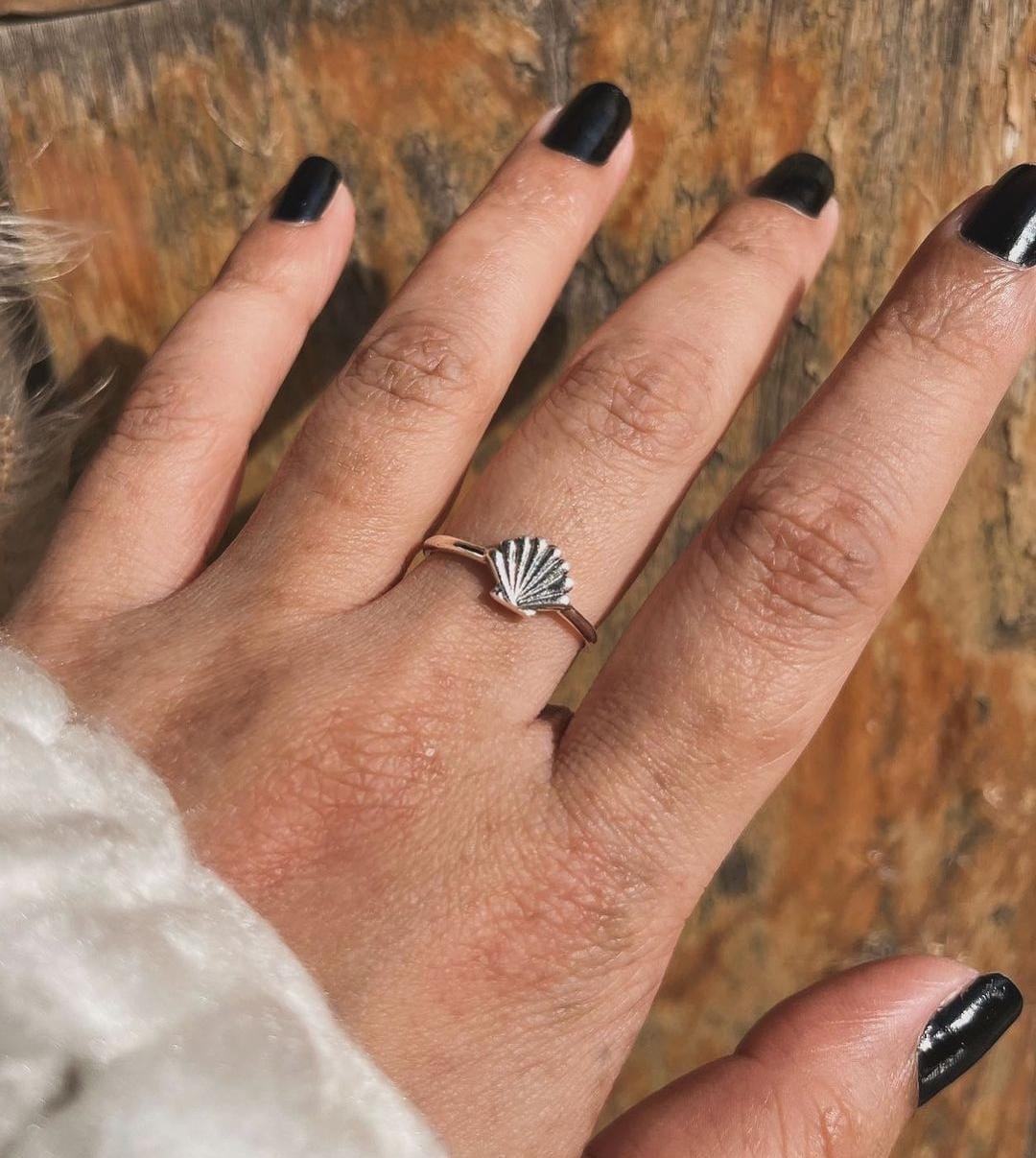Sterling silver ring featuring a beautiful shell