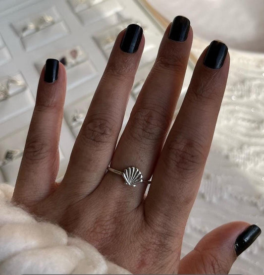 Charming silver ring with natural shell accent