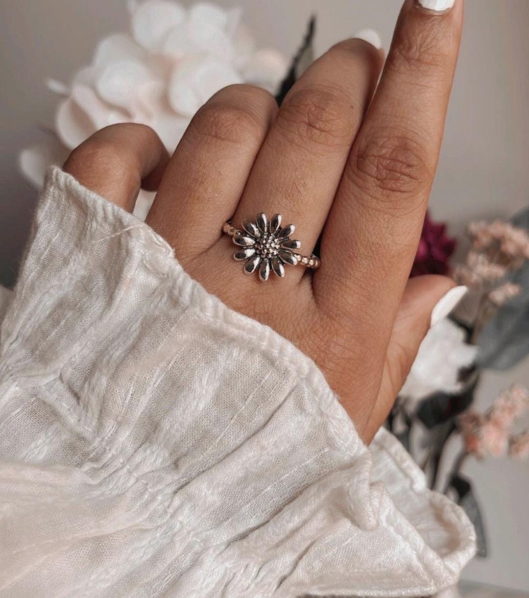 Stylish silver ring featuring a daisy flower with fine craftsmanship