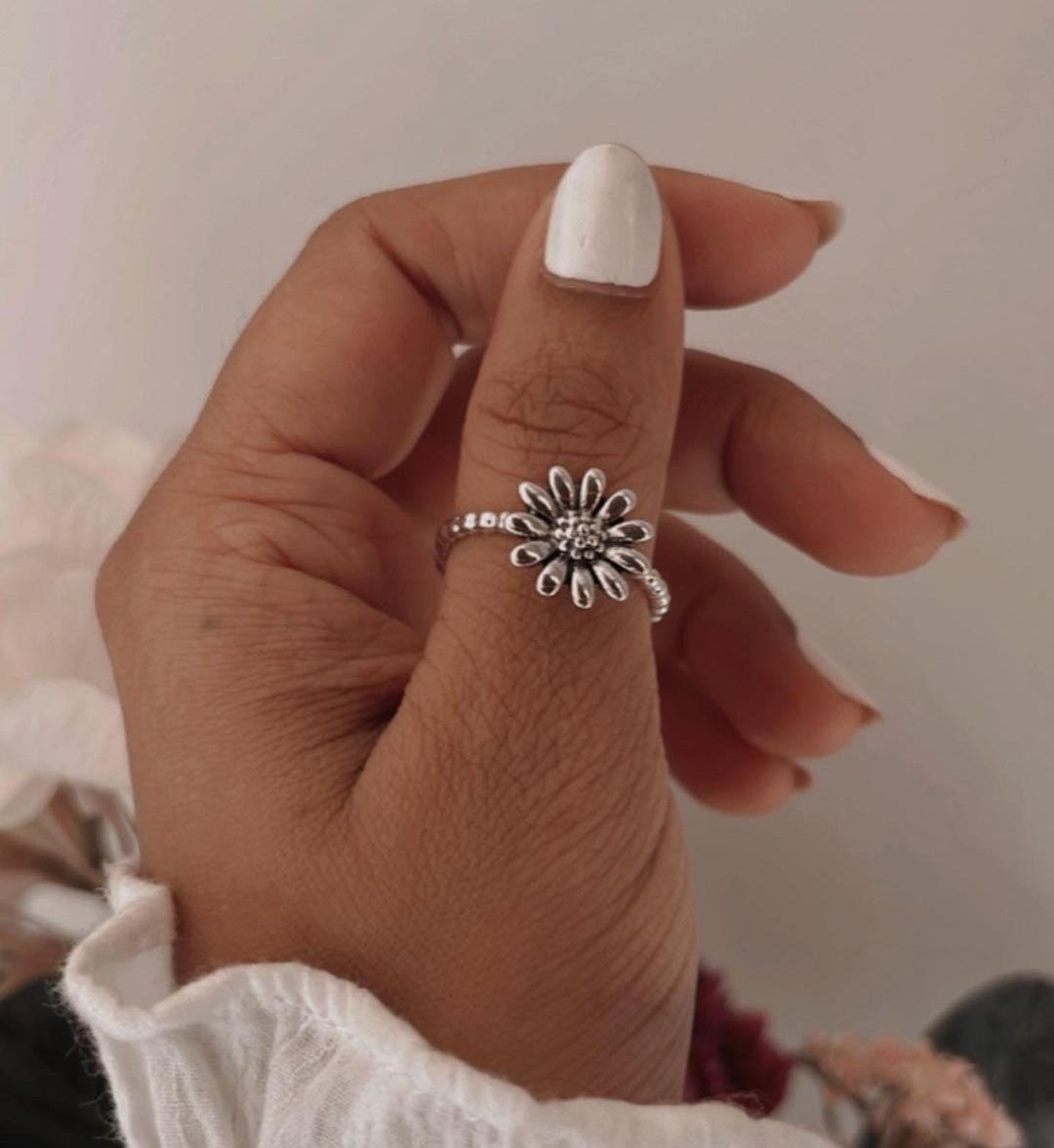 Handcrafted daisy silver ring with elegant, floral charm