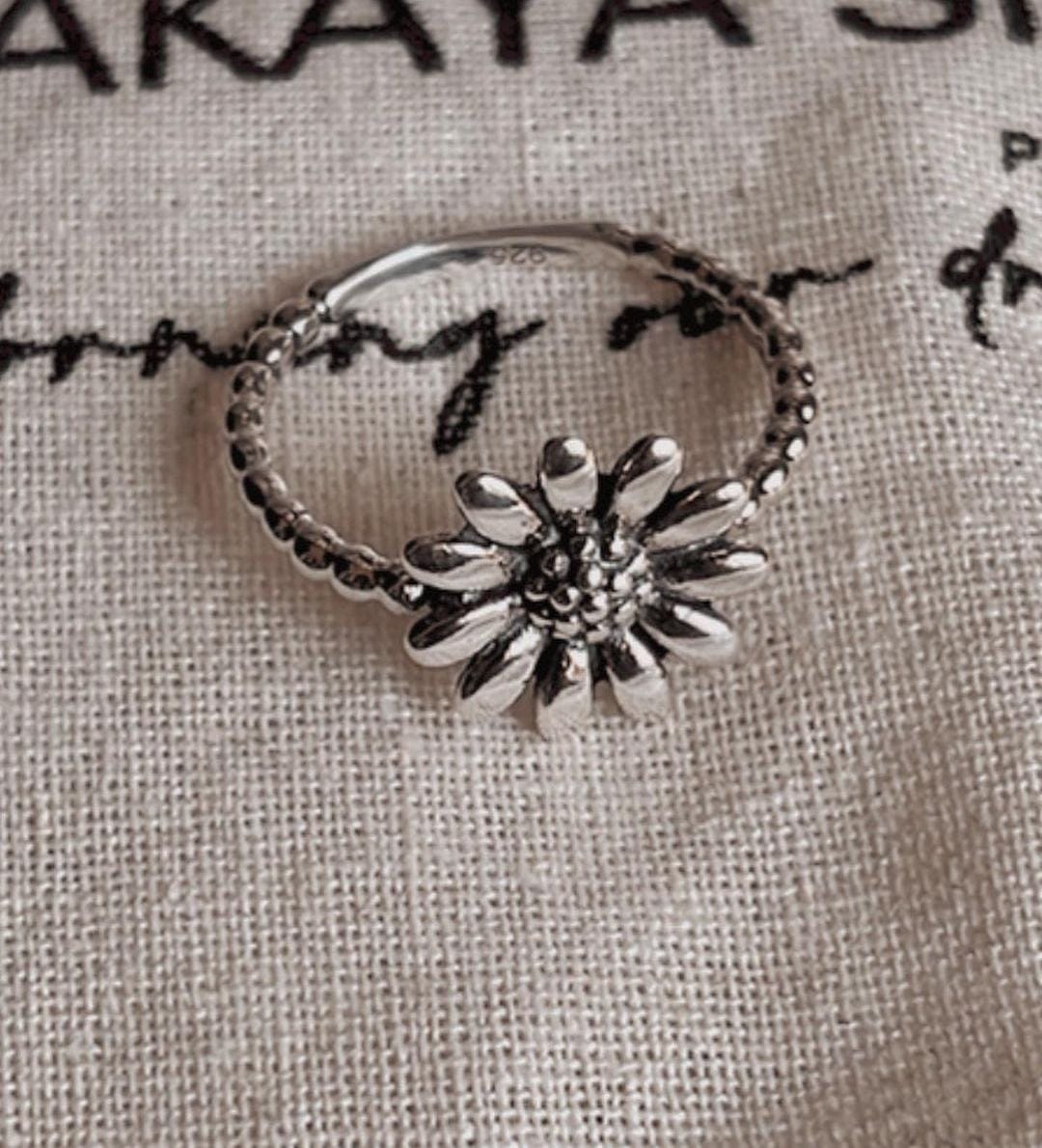 Sleek daisy silver ring with smooth, refined band