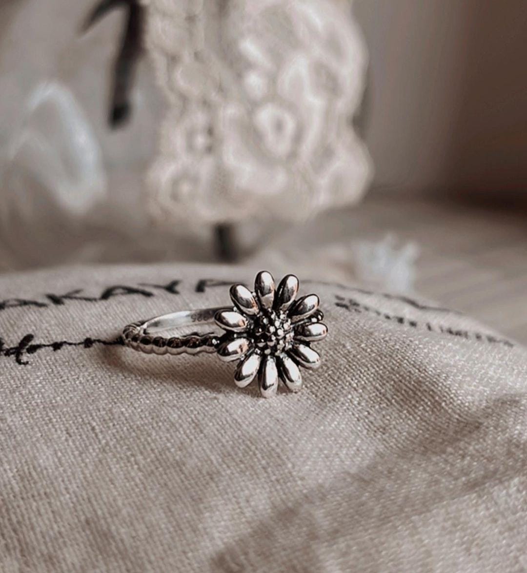 Delicate silver ring featuring a beautiful daisy motif