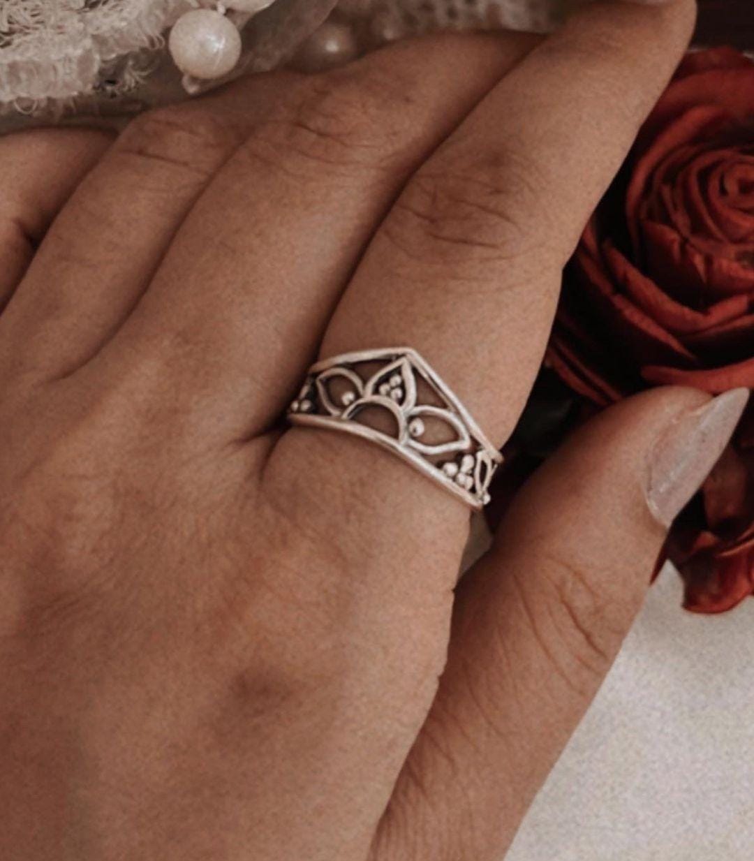 Elegant Garden Design Silver Band Ring