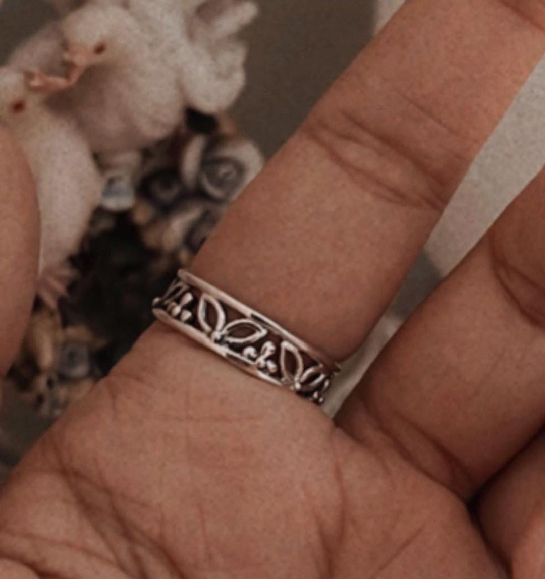 Charming Garden-Inspired Silver Band Ring