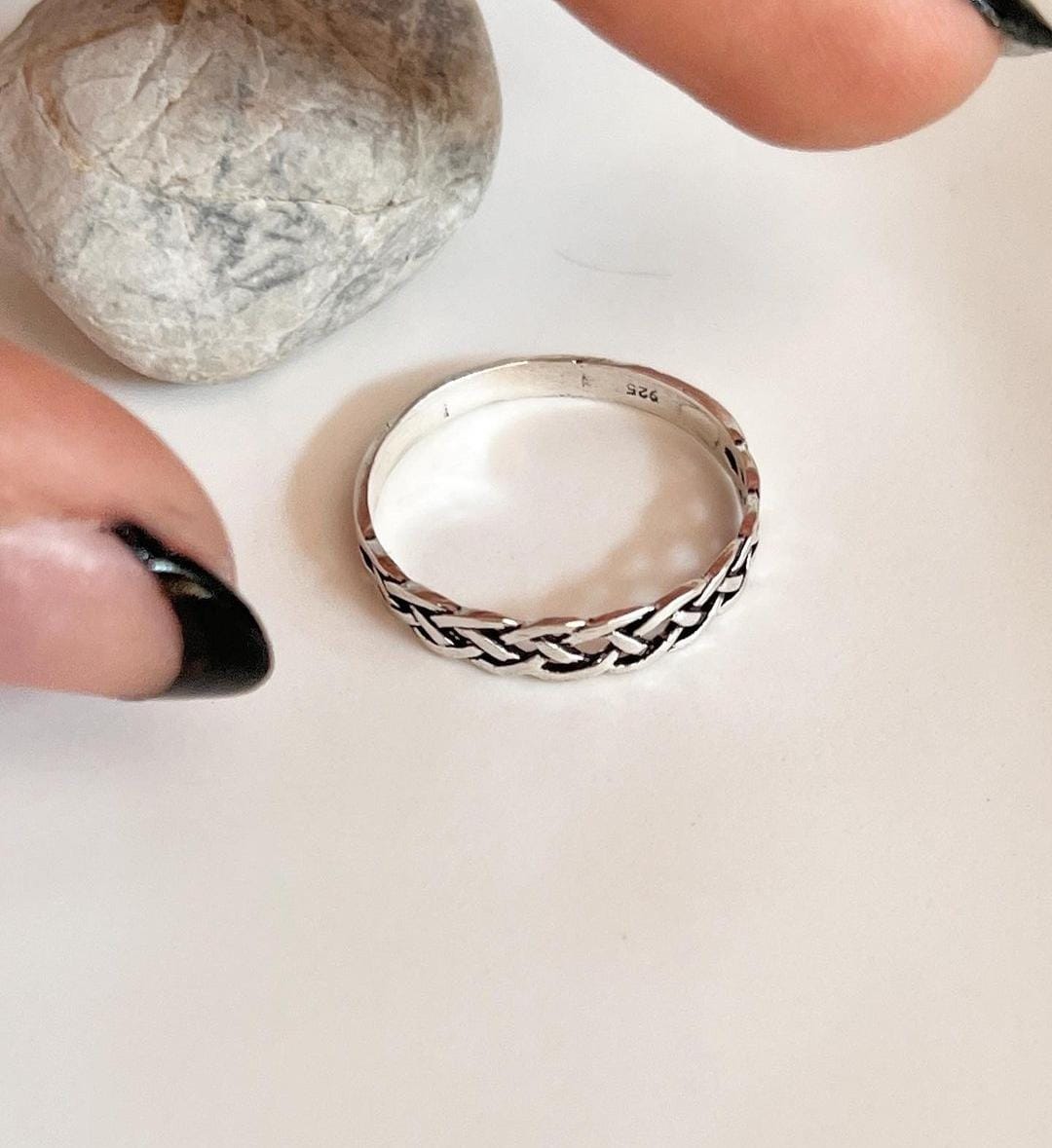 Elegant Braided Knot Design Silver Ring
