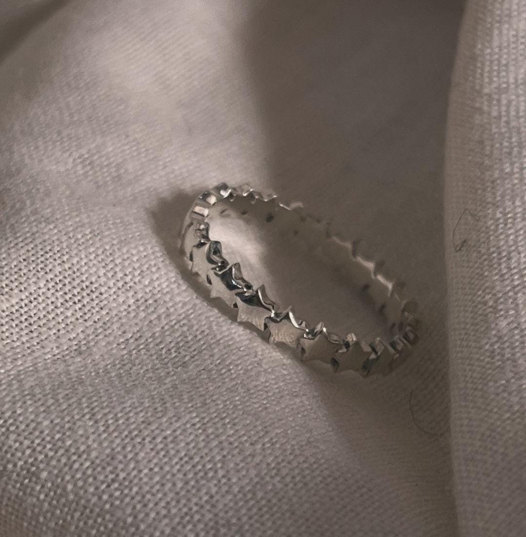 Elegant small star band ring in sterling silver