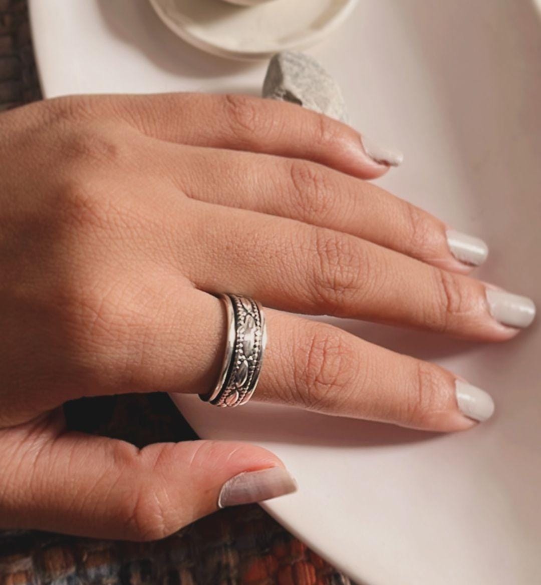 Tribal-inspired Rawa spinner band ring in sterling silver