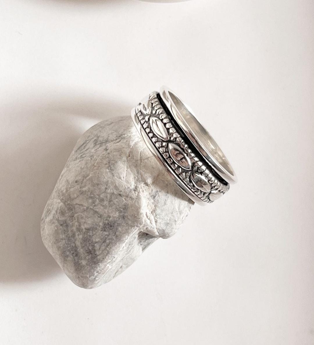 Stylish tribal Rawa design spinner band ring