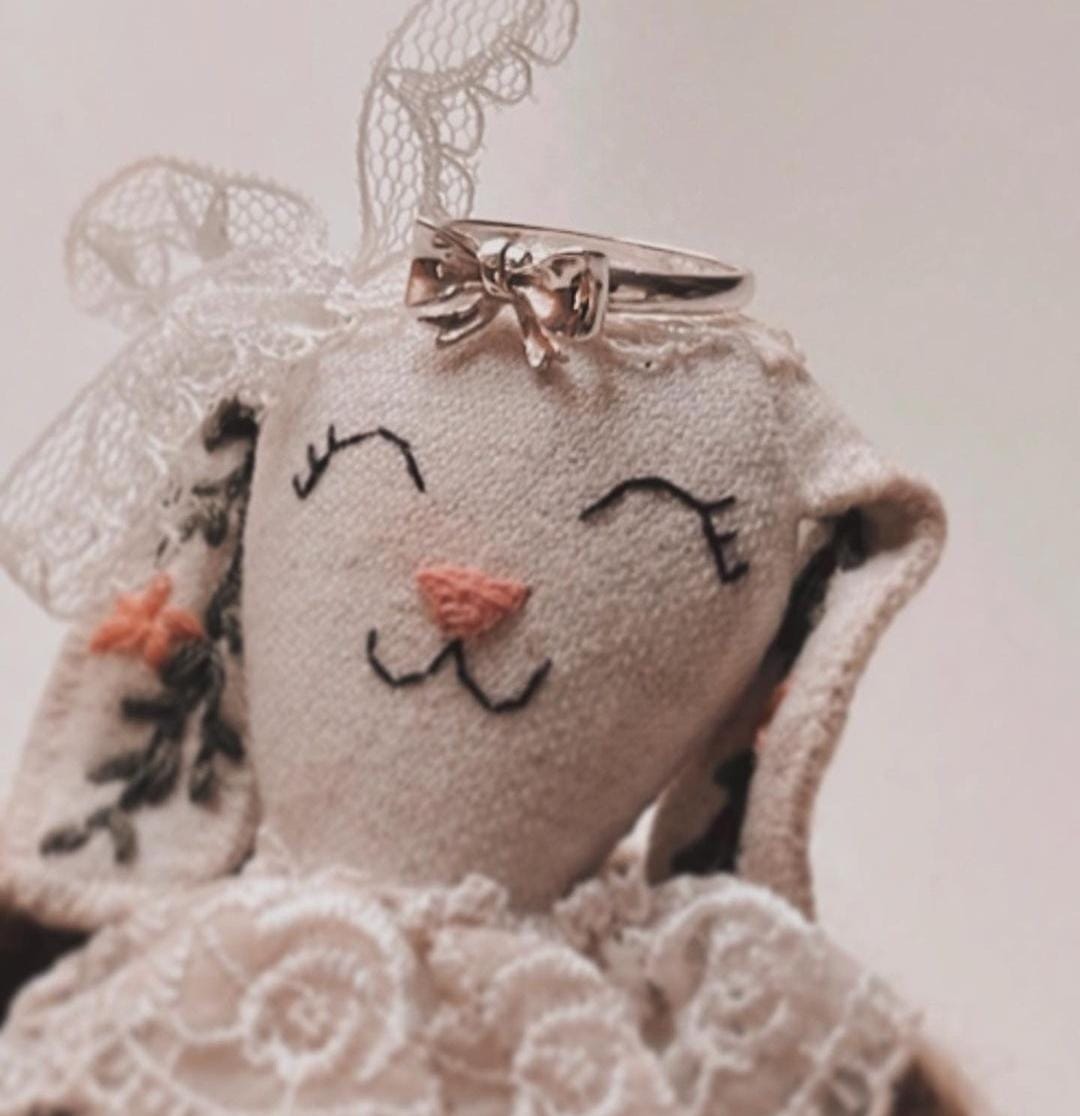 Stylish Silver Ring with Bow Accent
