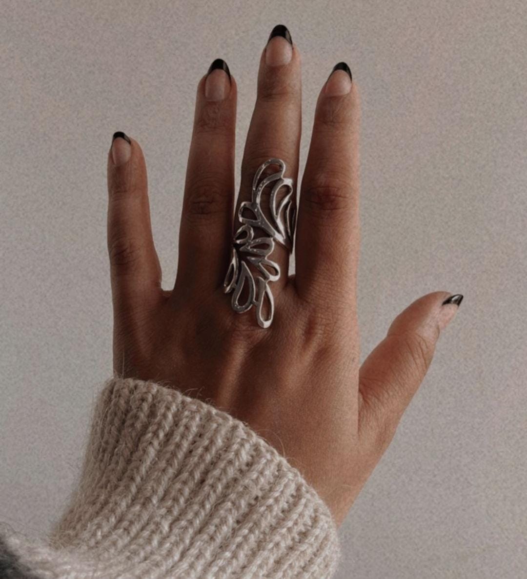Elegant Bali leaf silver ring with intricate detailing.