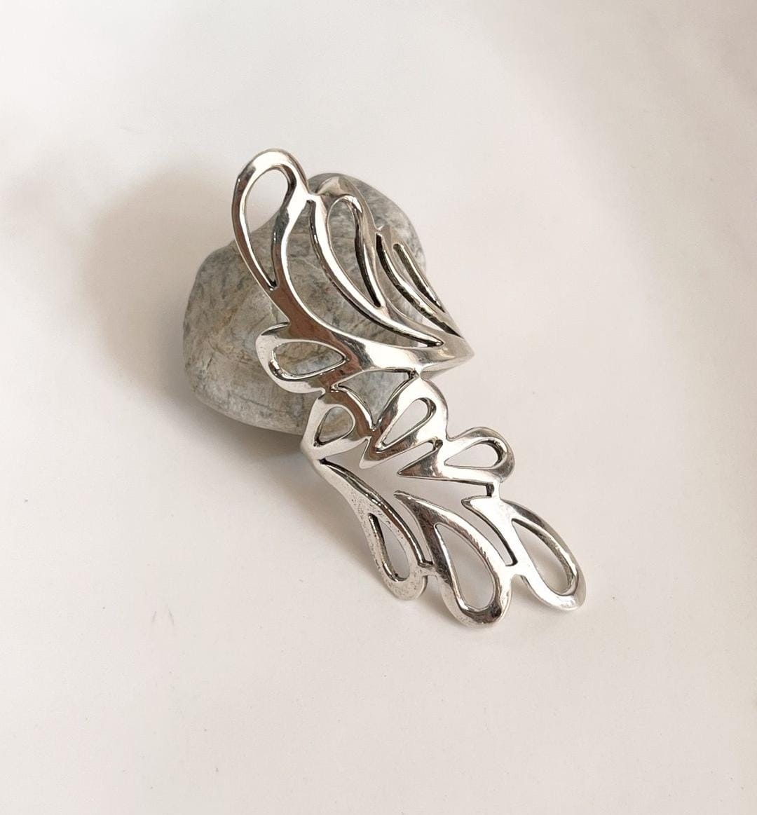 Sleek silver ring with a detailed Bali leaf pattern.