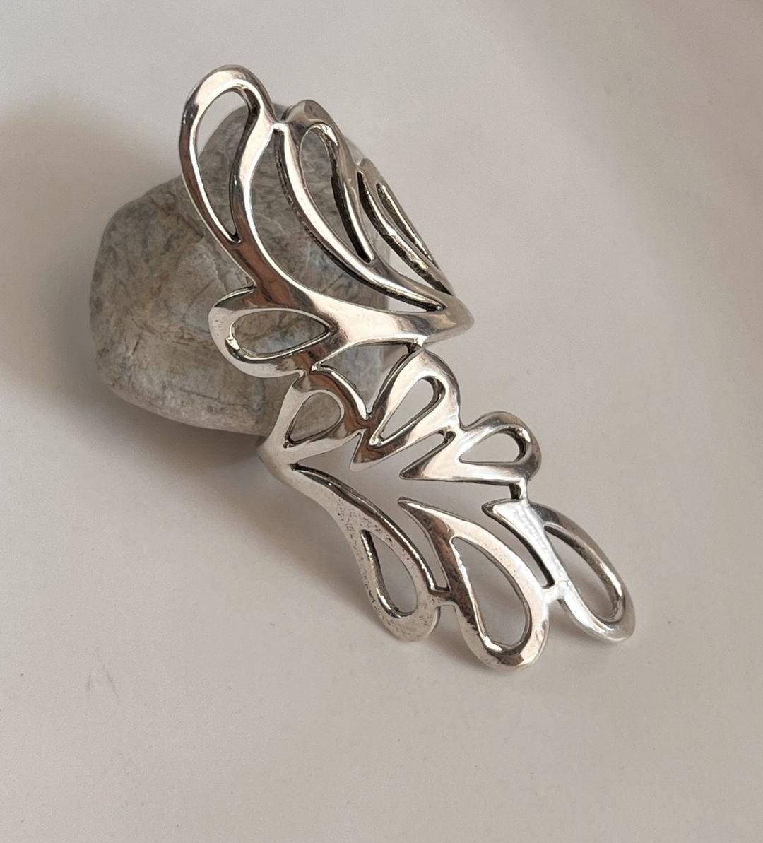 Timeless silver ring featuring a Bali leaf design.