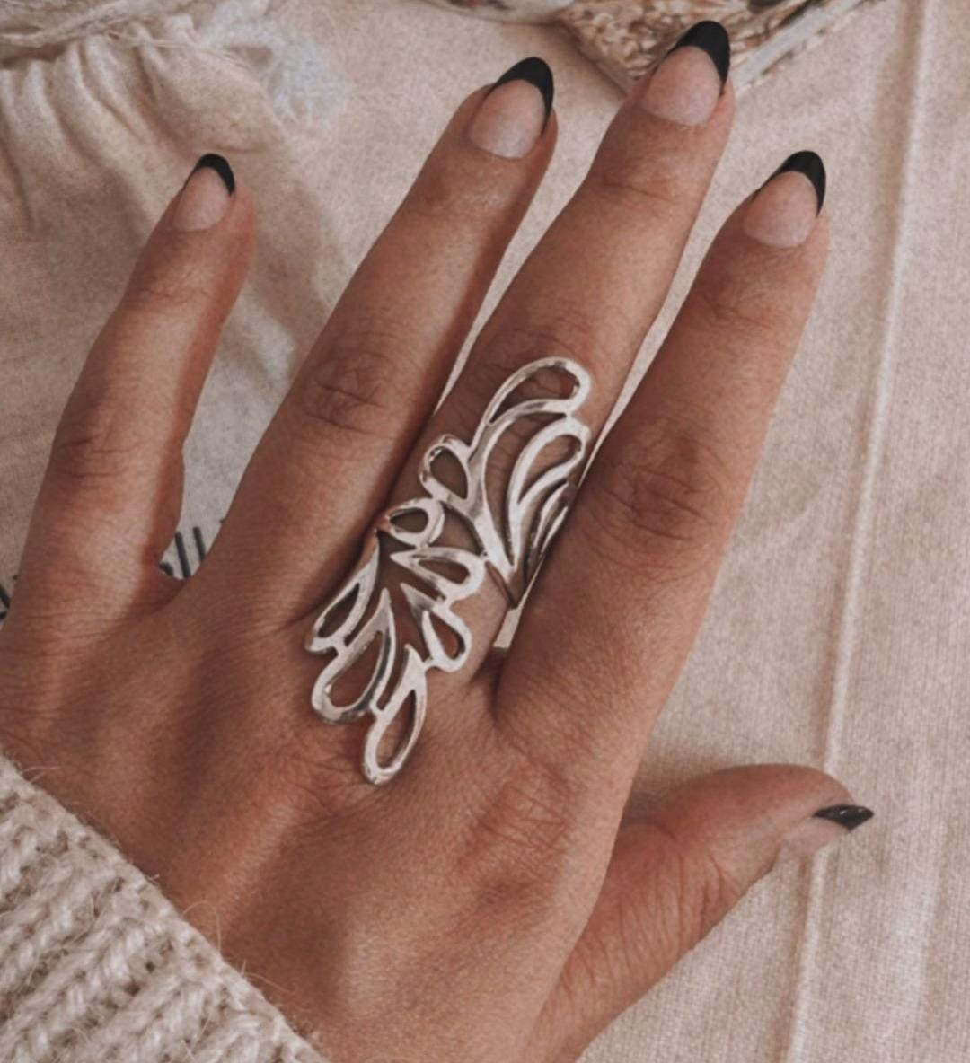 Handcrafted Bali leaf motif silver ring with fine craftsmanship.