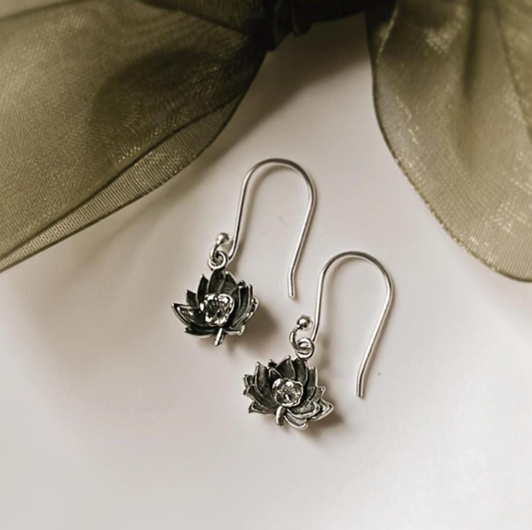 Minimalist lotus-shaped silver earrings