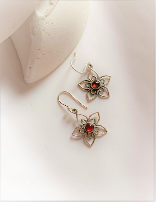 Elegant garnet flower-shaped earrings in sterling silver