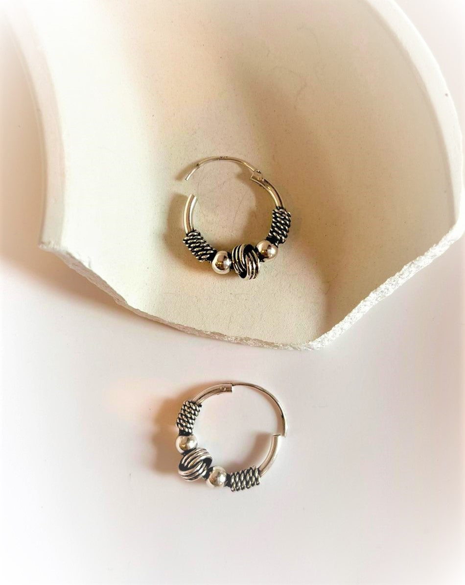 Refined design 8 antique silver hoops for a classic and timeless appeal.