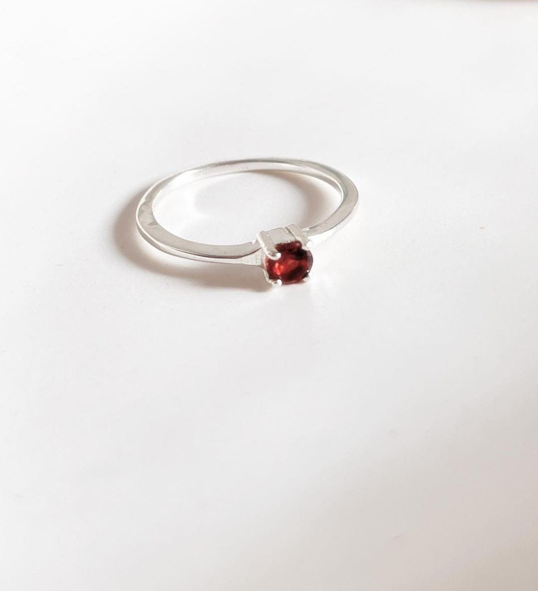 Elegant garnet solitaire ring in sterling silver