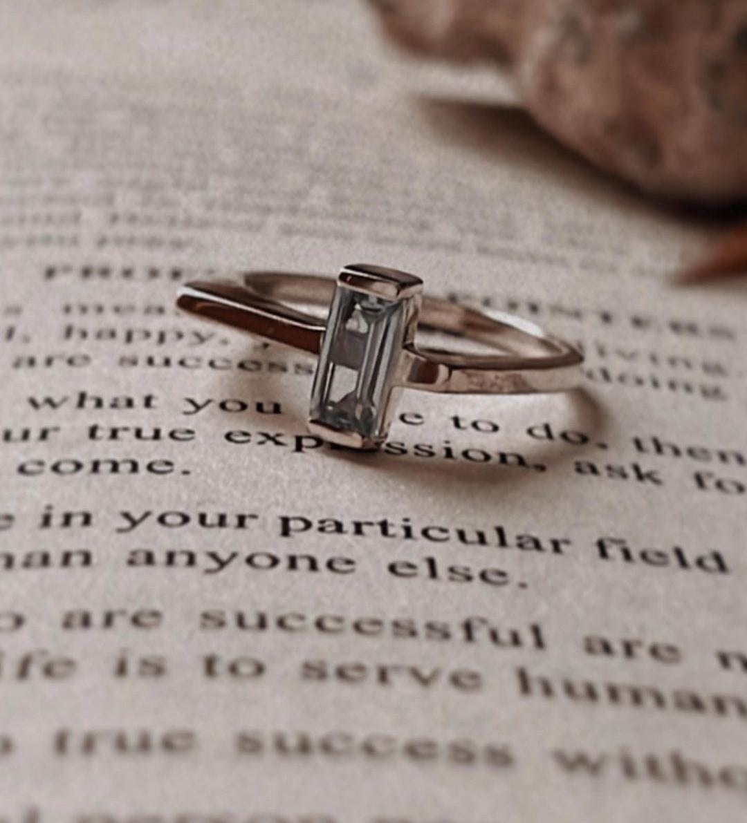 Sophisticated Blue Topaz Silver Ring Featuring Side Stones