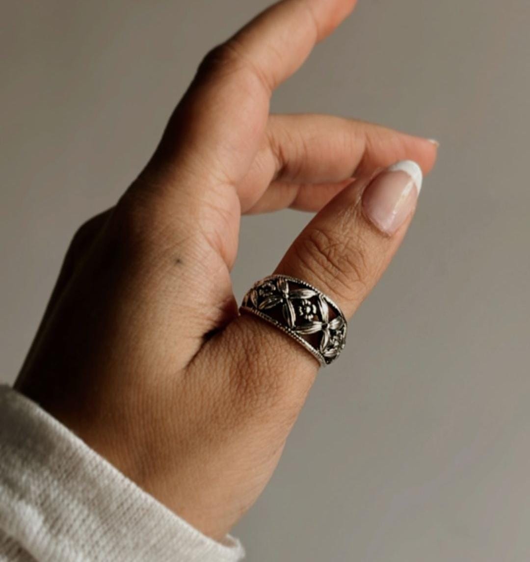 Elegant floral Tribey ring in sterling silver