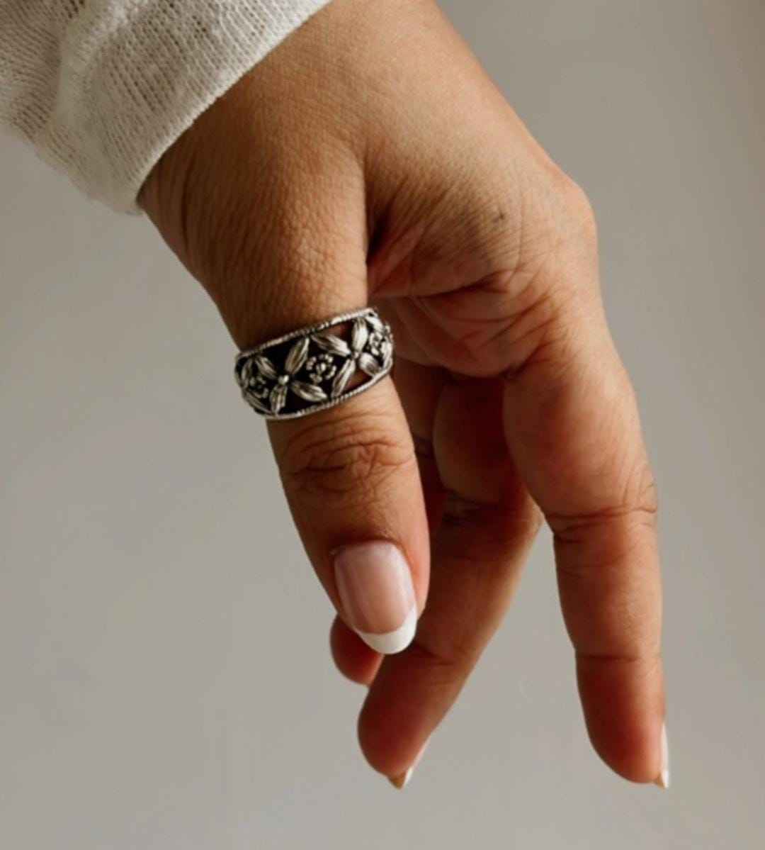Charming silver ring with Tribey floral patterns