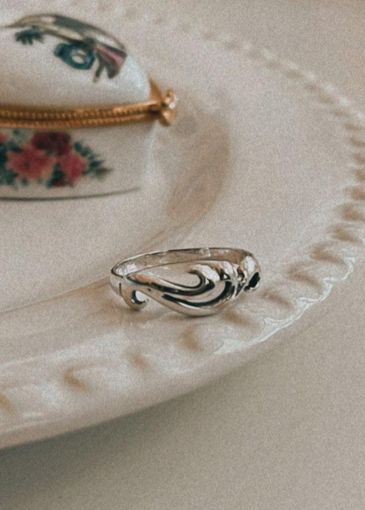 925 Sterling silver ring featuring wave pattern