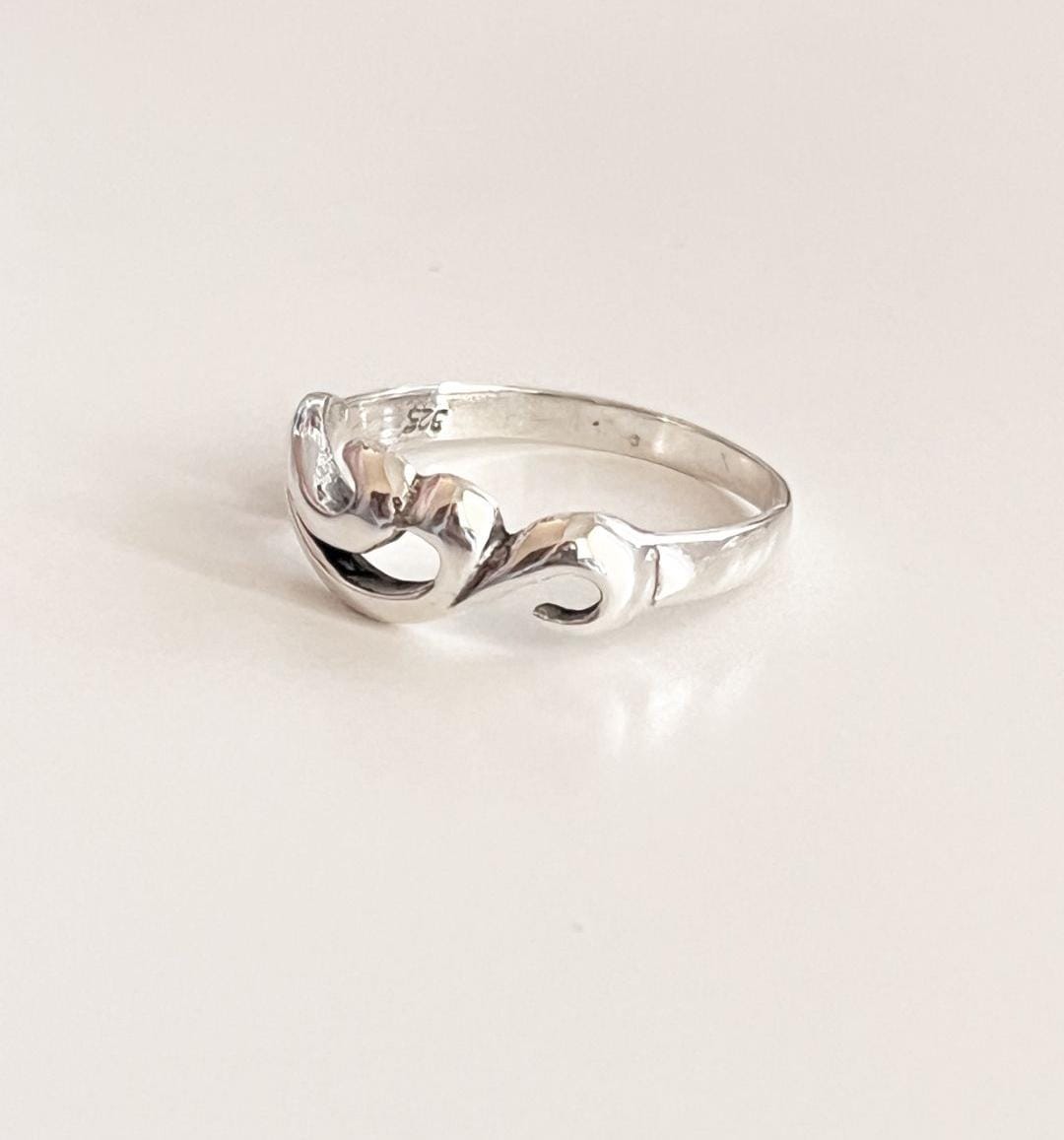 Chic wave motif silver ring for a modern look