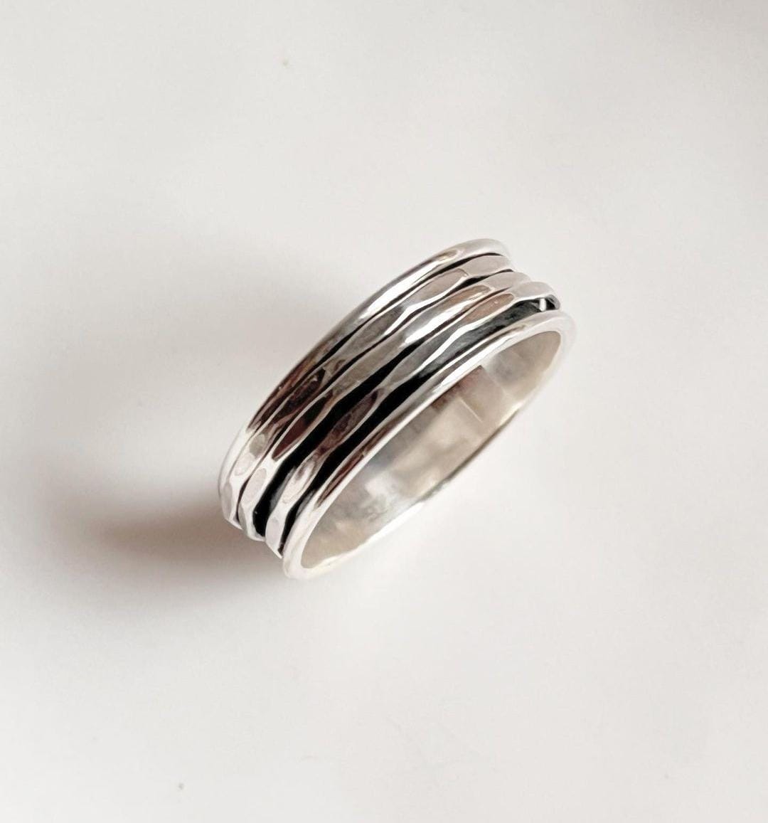 Charming hammered spinner ring in polished silver