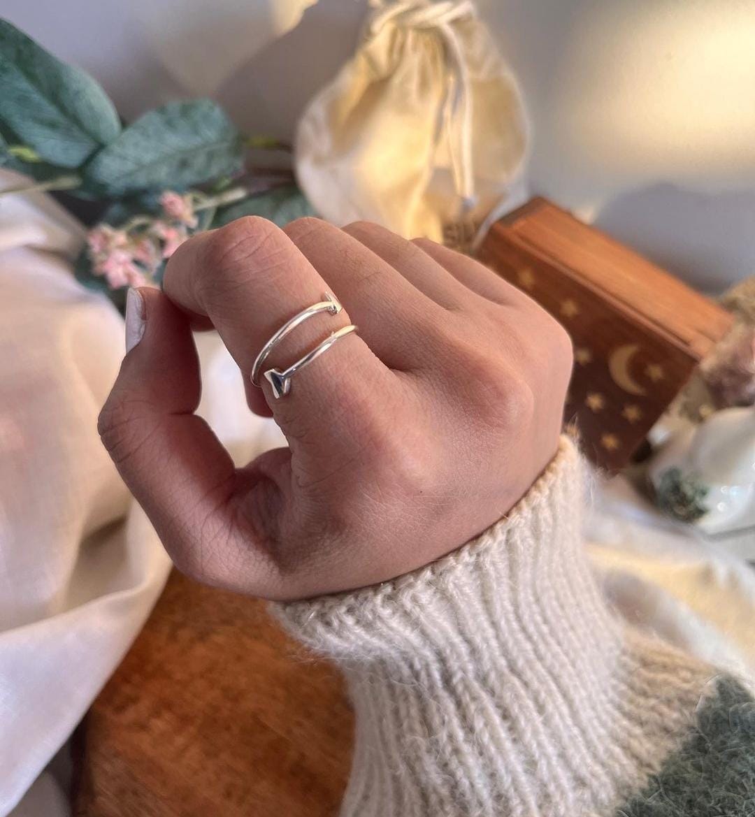 Chic adjustable silver ring with a sharp arrow detail.
