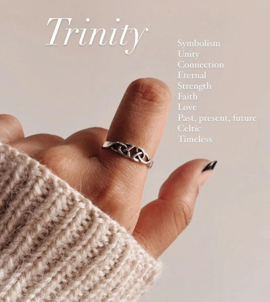 Small Celtic knot design silver ring