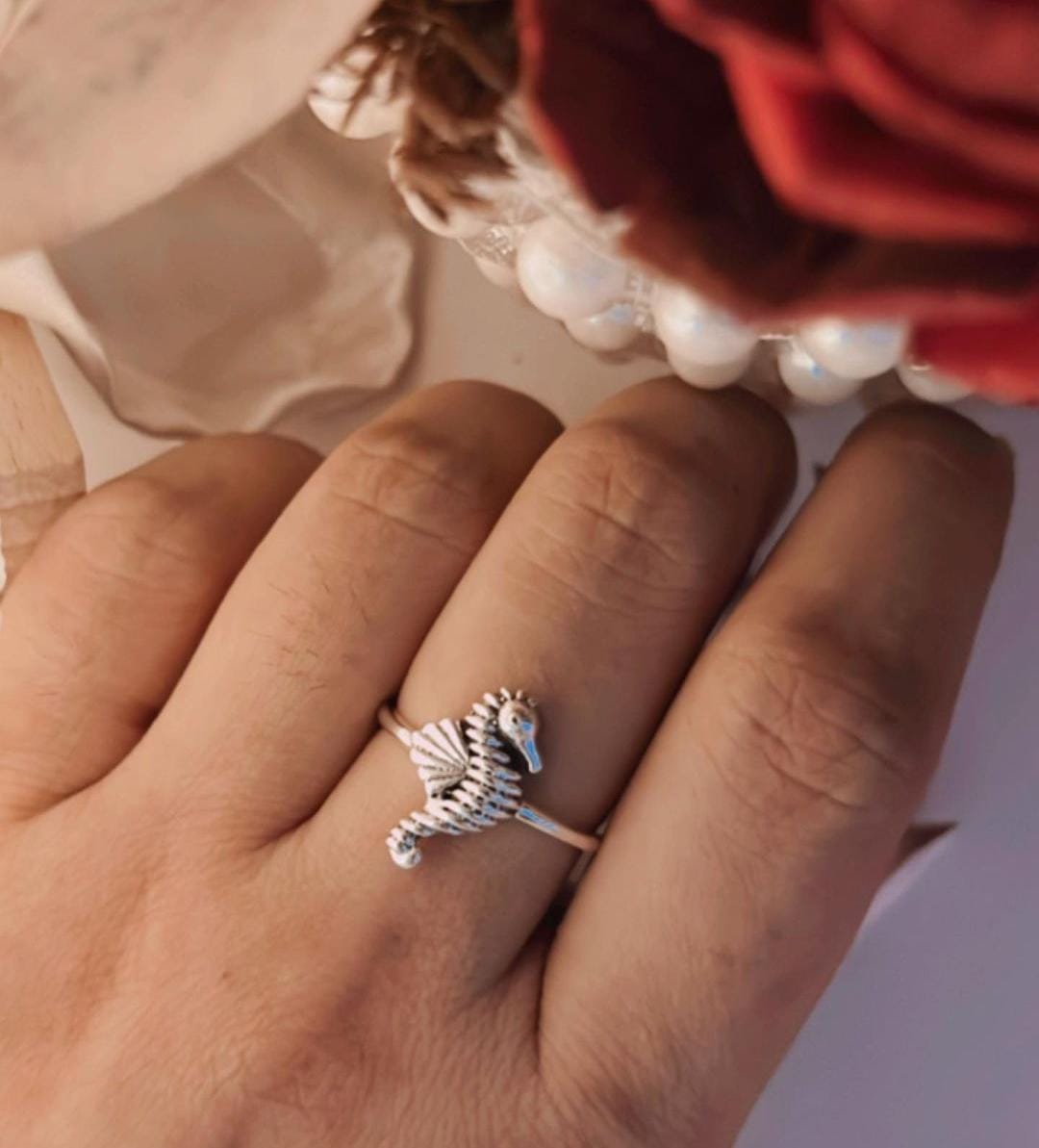 Charming sea horse ring in polished silver