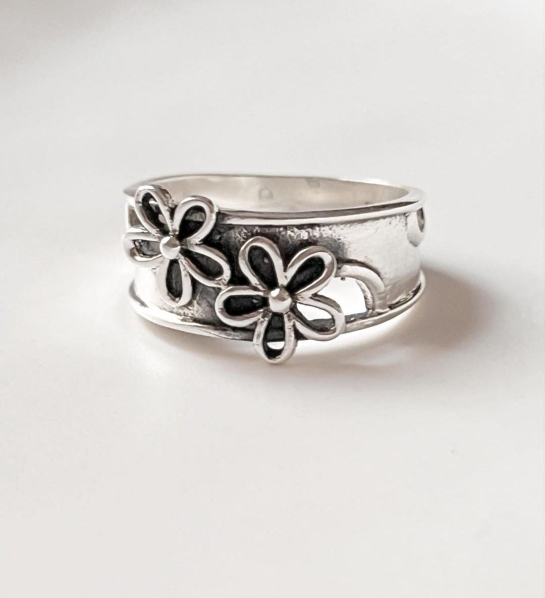 3D Floral Cut Out Band Ring in Silver 