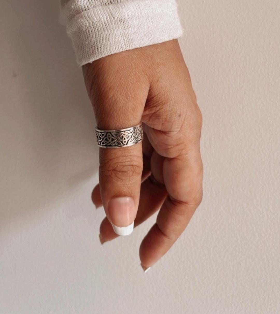 Trendy thick silver ring with Celtic knot band
