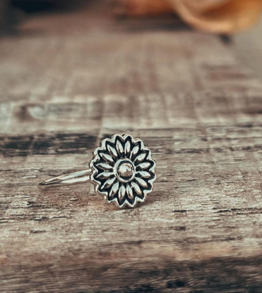 Trendy sunflower silver ring with intricate details