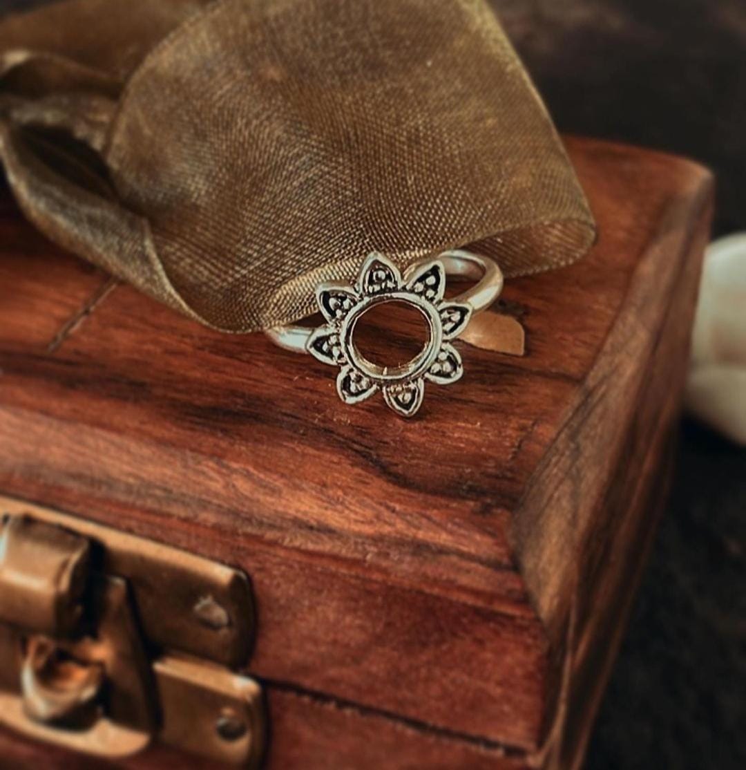 Elegant silver ring with Soorajmukhi pattern