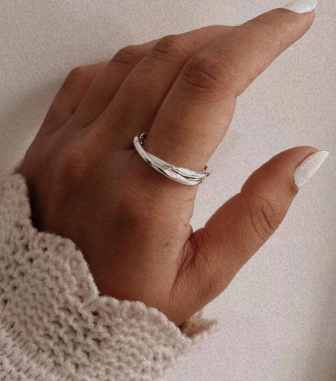 Sleek Rolling Band Ring Crafted from 925 Silver