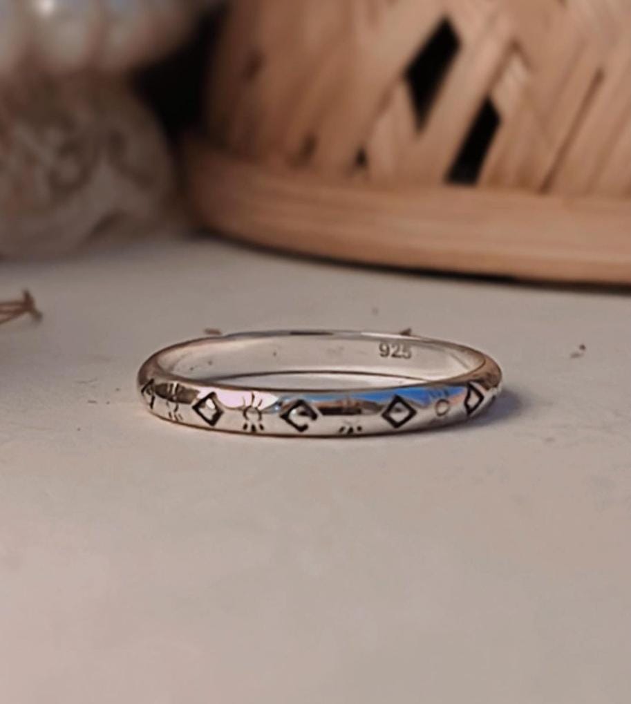 Stylish tribal engraved stackable ring in 925 silver