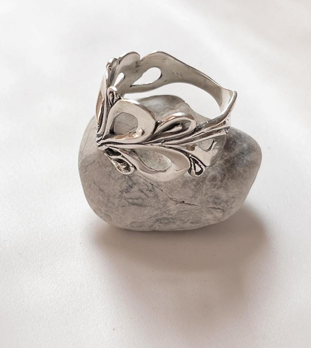 Thick vintage filigree motif sterling silver ring