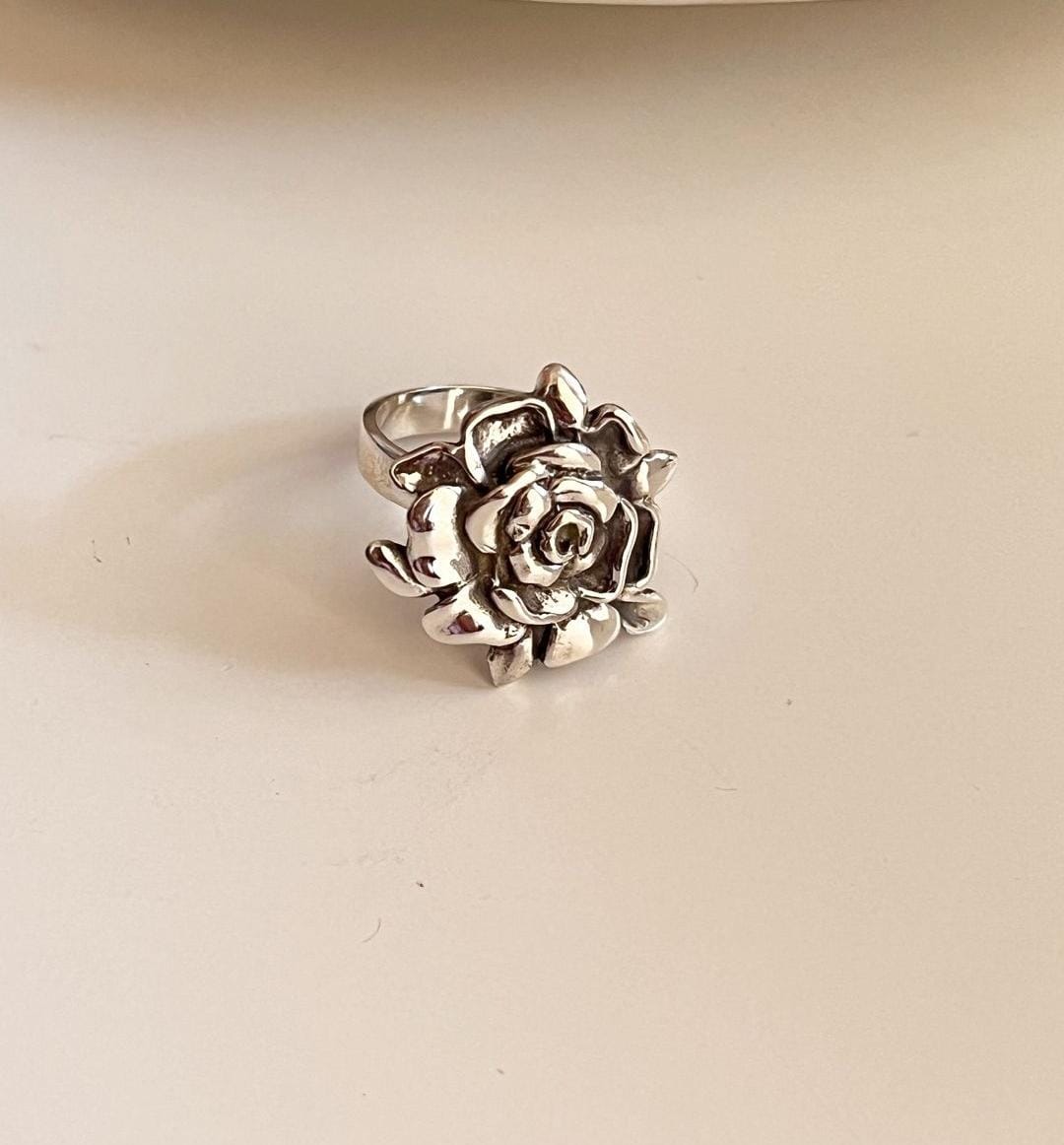 Sleek and modern chunky rose silver ring with floral detailing