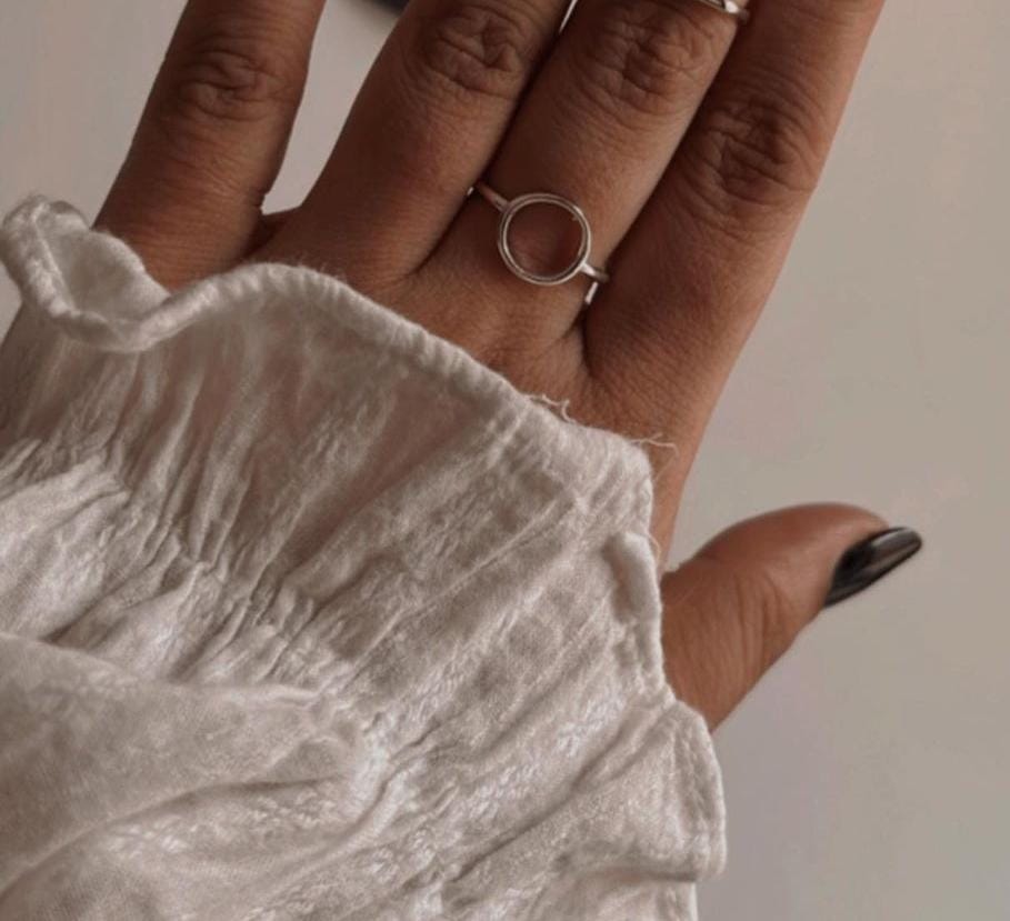 Sleek Open Circle Design Silver Ring