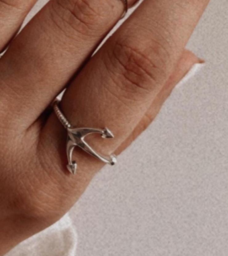 Classic anchor-shaped ring in polished sterling silver.