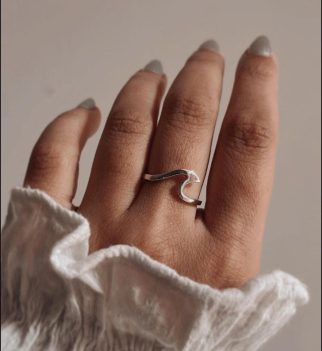 Trendy wave silver ring for a modern look
