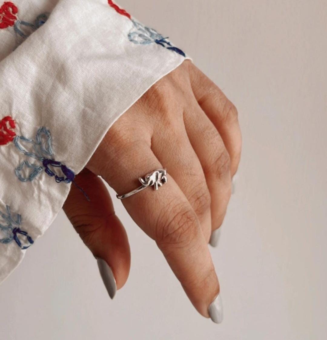 Elegant elephant silver ring with detailed animal design