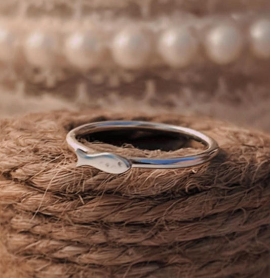 Elegant fish-shaped 925 sterling silver ring with intricate detailing