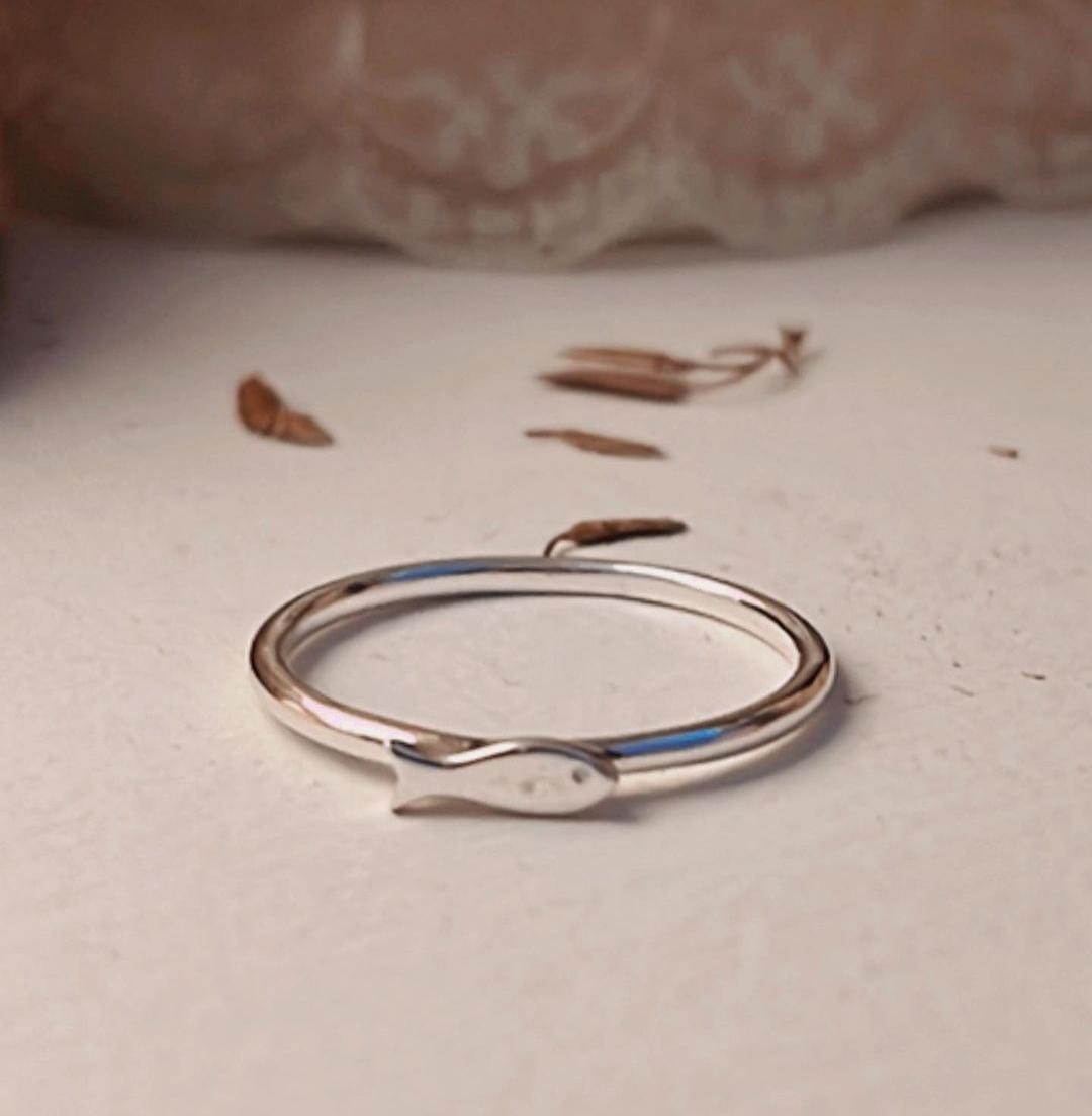 Sophisticated fish silver ring with a unique, aquatic motif