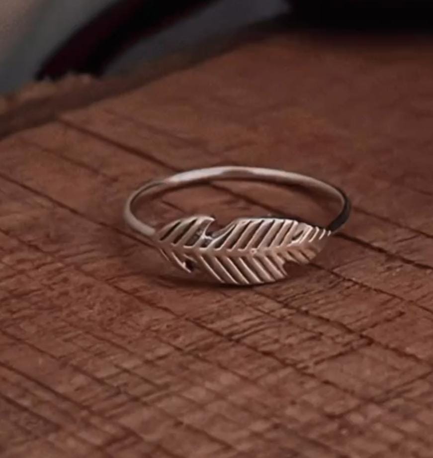 Elegant small feather ring in polished silver