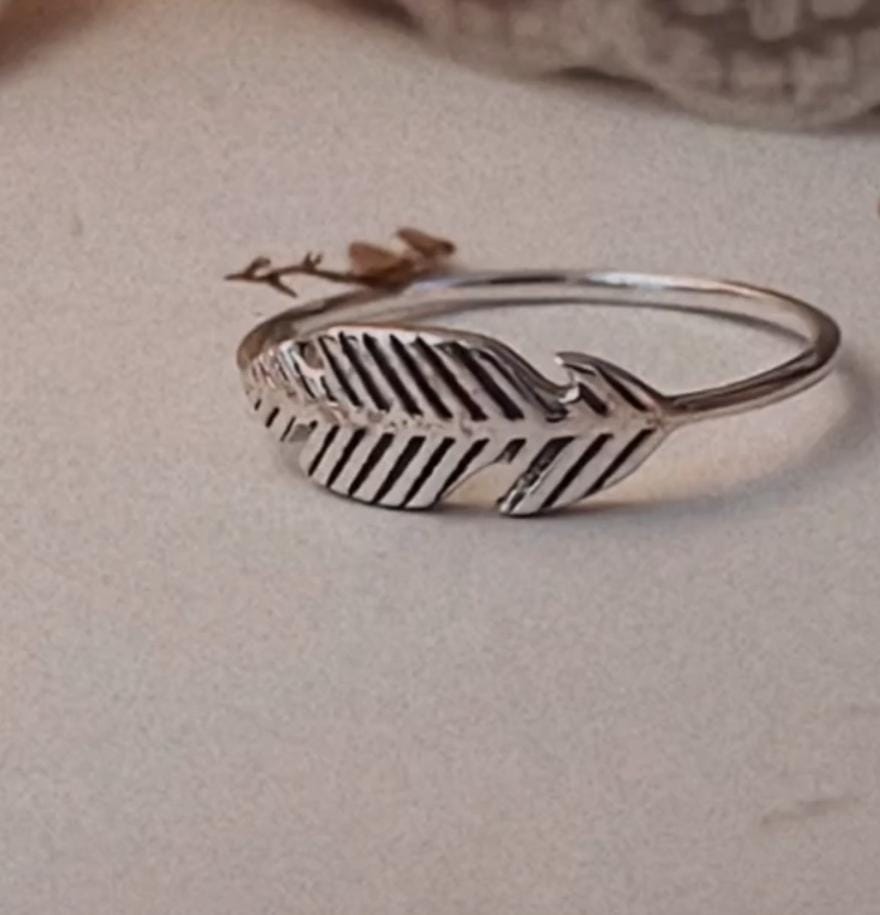 Small feather design silver ring